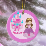 Anpassningsbar Cute Princess Girl Girl Julgransprydnad Keramik<br><div class="desc">En söt personlig prinsessans julprydnad med en vacker liten flicka i en drottning boll,  med rosa bows framför ett rosa- och isblått slott. En söt anpassningsbar för en liten flicka under julhelgen. Lägg ditt barns namn under slottets steg.</div>