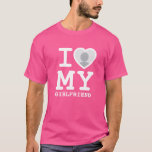 Anpassningsbar Cute Rosa I kärlek min flickvän man T Shirt<br><div class="desc">Skapa din egen Anpassningsbar Cute Rosa I kärlek min flickväns manar-Shirt-foto med den här moderna och rolig tröja-mallen som innehåller ett coola-slab-serif-teckensnitt och flickvänligt foto i ett stort rött hjärta. Lägg till ett eget foto, ditt namn eller någon annan personlig. Mugg-designen "I kärlek My Girlkompis" är inspirerad av den klassiska...</div>