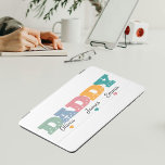 Anpassningsbar DADDY with Kids’ Namn - Fars dag Gi iPad Mini Skydd<br><div class="desc">📱 Ge Pappa är en personlig röra på Far-dagen med en iPhone- eller iPad-anpassningsbar med färgstark DADDY-text och hans barns namn! En daglig gåva som är både meningsfull och praktiskt genomförbar. användan. 👨 ‍ 👧 ‍ ✨ Personlig med barns namn Fet, färglös DADDY-design Passar in iPhone- eller iPad-modellerna och Underbar...</div>