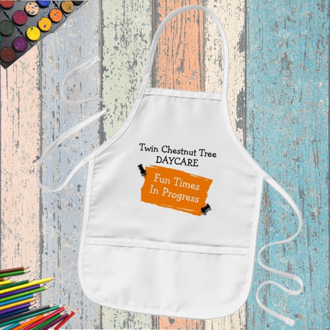 Anpassningsbar Daycare Roligt Orange Spot Papper S Barnförkläde (Keep playtime clean. This apron is ready for personalization for a gift or a business accessory. )