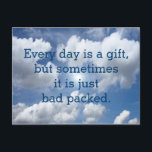 Anpassningsbar ditt roliga ordspråk eller vishet vykort<br><div class="desc">Ty Text & Wisdoms Ideas & Design från EDDA Fröhlich / EDDArt | Varje dag är en gåva,  men ibland är den bara dålig packad. | Saknar du andra färg eller produkter med den här designen? Kontakta mig gärna: contact@eddart.de eller titta här: www.zazzle.de/eddartiful* och här: www.zazzle.com/eddartshop*</div>