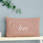 Anpassningsbar DIY Script Calligraphy Kärlek Coupl Lumbarkudde<br><div class="desc">Anpassningsbar DIY Script Calligraphy Kärlek Couple Keepsak-kudde,  perfekt för Newlyweds att anpassa sig med namn och datum eller Alla hjärtans dag med din favoritlyriska sång eller ställe du träffat. Detta är den  versionen av jordtonen.</div>