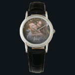 Anpassningsbar Elegant Calligraphy Couple Bröllop  Armbandsur<br><div class="desc">Elegant bröllop-keepsaké för Newlyweds,  Alla hjärtans dag,  förlovning,  som visar ditt favoritfoto med modern manusatyrgrafi som läser KÄRLEK över din anpassningsbar som namn och / eller datum eller ett personligt meddelande över en mörk för att få typografin att framträda.</div>