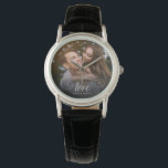 Anpassningsbar Elegant Calligraphy Couple Bröllop  Armbandsur<br><div class="desc">Elegant bröllop-keepsaké för Newlyweds,  Alla hjärtans dag,  förlovning,  som visar ditt favoritfoto med modern manusatyrgrafi som läser KÄRLEK över din anpassningsbar som namn och / eller datum eller ett personligt meddelande över en mörk för att få typografin att framträda.</div>