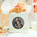 Anpassningsbar Elegant Foto och Bröllop-datum Runt Klistermärke<br><div class="desc">Skapa en unik personlig-bröllopsförmånsmärke med den här enkla fotomalldesignen. Ladda det önskade fotot ställe i exempelfotot i designmallen och anpassa texten med ditt namn, bröllop-datum eller annan önskad text. De ser underbara ut på bröllop eller party favors och presentväskor. Dessa klistermärken finns i 2 storlekar: Här visas den större 3-tumsdiametern...</div>