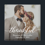Anpassningsbar Elegant Fototänkbart skript Bröllop Magnet<br><div class="desc">Vi presenterar vår Anpassningsbar Elegant Photo Thankful Script Bröllop Magnet, det perfekt sättet att ge dina bröllop gäster en minnesvärd keepsaké. Med den här kvadratiska magneten kan du anpassa den med ditt eget foto, namn och bröllop-datum, vilket skapar ett unikt och meningsfullt tecken på uppskattning. Genom att ta med fotot...</div>