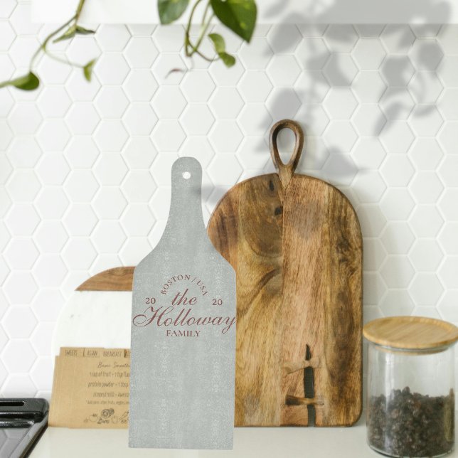 Anpassningsbar Elegant Skript efternamn Värdinna G (A great hostess is always in need of a new cutting board! Why not customize it? )