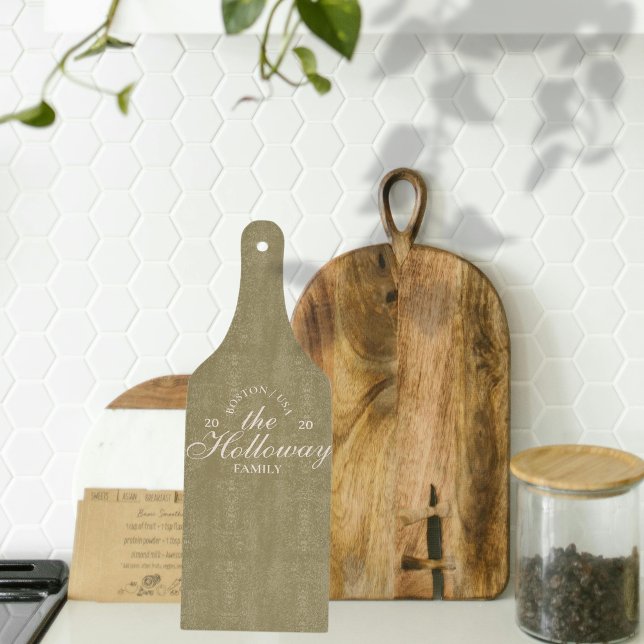Anpassningsbar Elegant Skript efternamn Värdinna G (A great hostess is always in need of a new cutting board! Why not customize it? )
