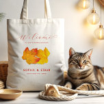 Anpassningsbar Fall Wedding Welcome Bag Two Löv Tygkasse<br><div class="desc">Välkomstväska för bröllopsfesten. Två orangar, rött och gult löv representerar paret. Svart text kan anpassas i fyra ställe för att inkludera namn i bruden och trimmen, med datum och plats för bröllop. Välkomna gäster till hotellrummen med den här personligens presentväska. Välj vilken stil-väska som helst. Utskriften är endast på ena...</div>