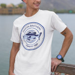 Anpassningsbar Familj Fiske efter Resa Blue Sjö T Shirt<br><div class="desc">Anpassa den här familjens resa t-shirt för pappa och bröder innan du går ut på sjö för att fiska i sommar. En coola,  en knål och en marinblå fiskare med en öppen munnerad bas och anpassningsbar eller efternamn.</div>
