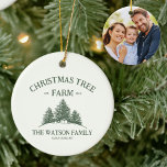 Anpassningsbar Familj Namn Julgran Farm Photo Julgransprydnad Keramik<br><div class="desc">Dekorera träd med en personlig beröring den här säsongen! Vår helgdag med anpassningsbar har namn,  foto och en serverdesign i Julgran i sage grönt. En minnesvärd keepy för helgdagarna!</div>