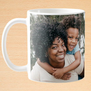 Anpassningsbar-familjens fotopappning runt kaffemugg