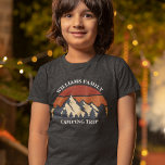 Anpassningsbar Family Camping Resa Mountain Sunset T Shirt<br><div class="desc">Den här coolans återgång till rocky mountains i naturen gör en underbar bild av en uppsättning anpassade resa-t-tröjor för familjeåterförening,  resa eller campingsemester. Tröja matchande barn t-shirt för dina barn. Lägg bara till ditt eget efternamn och året med vår anpassning till verktyg.</div>