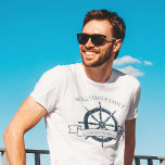 Anpassningsbar Family Cruise Frakt Nautical Wheel  T Shirt<br><div class="desc">Chic anpassningsbar sommarsemestert-shirts för din strandkryssning på havet med en marin blå fartygsratt. Denna nautiska tematiska utformning är perfekt för klassliknande familjeåterförening till minne av speciella resa. Anpassa med ditt efternamn och år.</div>
