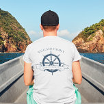 Anpassningsbar Family Cruise Frakt Nautical Wheel  T Shirt<br><div class="desc">Chic anpassningsbar sommarfickan bild t-shirts för sommarstugan till din strandkryssning på havet med en marin blå fartygsratt. Denna nautiska tematiska utformning är perfekt för klassliknande familjeåterförening till minne av speciella resa. Anpassa med ditt efternamn och år på framsidan och baksidan.</div>