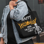 Anpassningsbar Family Halloween Årlig Party Skelet Tygkasse<br><div class="desc">Den coola anpassningsbarna per år släpper Halloween fest över till påsen med ett läskigt skelett som hänger över skokig orange och svart text och en fantastisk Jack o lantern. Anpassa den här presenten med din stora basinformation till alla dina gäster.</div>