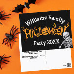 Anpassningsbar Family Halloween Årlig Party Skelet Vykort<br><div class="desc">Coolans anpassningsbar-vykort för Halloween fest-inbjudningar som innehåller ett läskigt skelett som hänger över orange och svart text och en fantastisk Jack o lantern. Anpassa med din stora basinformation för alla dina gäster.</div>