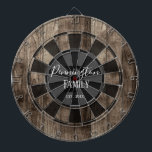Anpassningsbar Family Namn-etablerat datum Darttavla<br><div class="desc">Faux wooden bakgrund med monogram och namn i brädans centrum. Annan färg tillgänglig i butiken.</div>