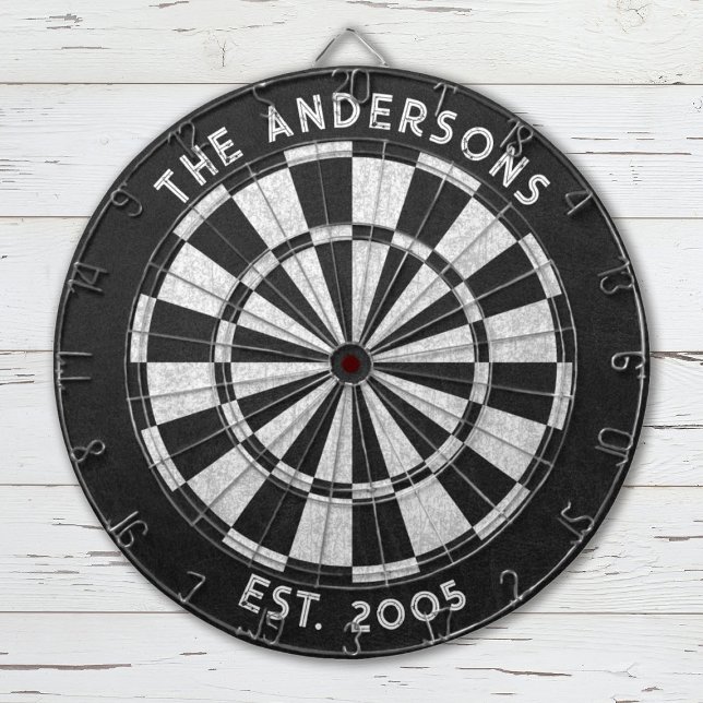 Anpassningsbar Family Namn Rustic Black White Dart Darttavla (Modern black & white dartboard. personalize it with your details. Great for family game room.)
