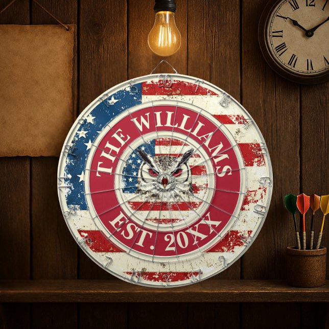 Anpassningsbar Family Namn Rustic US Flagga 4 juli Darttavla (Custom Family Name Owl Rustic US Flag 4th Of July Dart Board)