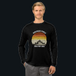 Anpassningsbar Family Resa Mountain Sunset Långärm T Shirt<br><div class="desc">Denna vintage av orangen i coola över rocky mountains till sin natur gör en underbar bild av en uppsättning anpassade t-shirts för långärmad för familjeåterförening, landsväg resa eller semester. Minneshögtidlighålla din helgdag-vecka med matchande garantier för mamma, pappa, bror och syster. Lägg bara till ditt eget efternamn och året med vår...</div>
