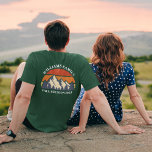 Anpassningsbar Family Reunion Mountain Sunset Pock T Shirt<br><div class="desc">Den här coolans återgång till rocky mountains i naturen gör en underbar bild av en uppsättning anpassade t-shirts för familjeåterförening, landsväg resa eller sommarsemester. Minneshögtid din helgdag-vecka med att matcha med ett namn på fickan till mamma, pappa, bror och syster. Lägg bara till ditt eget efternamn och året med vår...</div>