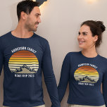 Anpassningsbar Family Reunion Road Resa Sunset Lån T Shirt<br><div class="desc">Denna vintage av orangen i coola över rocky mountains i naturen gör en underbar bild av en uppsättning anpassade t-shirts för familjeåterförening, landsväg resa eller sommarsemester. Minneshögtidlighålla din helgdag-vecka med matchande garantier för mamma, pappa, bror och syster. Lägg bara till ditt eget efternamn och året med vår anpassning till verktyg....</div>