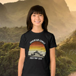 Anpassningsbar Family Reunion Sunset Road Resa Kid T Shirt<br><div class="desc">Den här coolans orange vintage över rocky mountains till sin natur gör en underbar bild av en uppsättning skräddarsydda trebländande barn t-shirts för familjeåterförening,  landsväg resa eller sommarsemester. Minneshögtid din helgdag vecka med matchande barnskjortor. Lägg bara till ditt eget efternamn och året med vår anpassning till verktyg.</div>