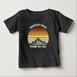 Anpassningsbar Family Reunion Vintage Sunset Mount T Shirt<br><div class="desc">Denna vintage av orangen i coola över rocky mountains i naturen gör en underbar bild av en uppsättning anpassade t-shirts för familjeåterförening,  landsväg resa eller sommarsemester. Minneshögtid din helgdag-vecka med en matchande garanti för baby Lägg bara till ditt eget efternamn och året med vår personalisering verktyg.</div>