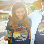 Anpassningsbar Family Reunion Vintage Sunset Mount T Shirt<br><div class="desc">Denna vintage av orangen i coola över rocky mountains i naturen gör en underbar bild av en uppsättning anpassade t-shirts för familjeåterförening, landsväg resa eller sommarsemester. Minneshögtidlighålla din helgdag-vecka med matchande garantier för mamma, pappa, bror och syster. Lägg bara till ditt eget efternamn och året med vår anpassning till verktyg....</div>