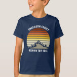 Anpassningsbar Family Reunion Vintage Sunset Mount T Shirt<br><div class="desc">Denna vintage av orangen i coola över rocky mountains i naturen gör en underbar bild av en uppsättning anpassade t-shirts för familjeåterförening,  landsväg resa eller sommarsemester. Minneshögtid din helgdag vecka med matchande åtgärder för barnen. Lägg bara till ditt eget efternamn och året med vår anpassning till verktyg.</div>