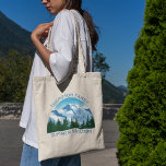 Anpassningsbar Family Vacation Blue Mountain Fores Tygkasse<br><div class="desc">Anpassad familjeåterförening till väskan för sommarsemestern i Colorado-bergen eller en vacker stuga i skogen. Den här coolan har en söt teckning av berg med tak över snö framför grönt mot träd. En underbar natur som är viktig för en utomhuskärleksfull familj.</div>