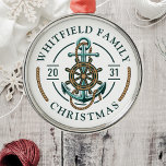 Anpassningsbar Family Vacation Nautical Boat Resa Julgransprydnad Metall<br><div class="desc">Ett nutida,  modernt och personlig nautiskt tema med ankare,  ett båthjul och ett rep med modern typografi Lägg till din familj namn och året för din resa eller ditt team namn för att göra detta till en familj eller ett team genom att klicka på "Personalize"-knappen ovanför</div>