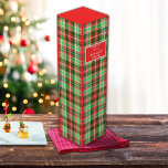 Anpassningsbar Festive Red Grönt Vit jul-Helgdag Presentask För Vinflaska<br><div class="desc">Gratulera till julsäsongen med en tidlös design som gör din helgdag-dekoration varm och festlig. Perfekt för en mängd olika trycksaker på begäran ger mönster en klassisk och färgstark beröring till tillbehör och gåvor som kaffe koppar, serveringsbrickor, kuddar, kastfiltar, prydnadsföremål eller julstrumpor. Blanda traditionellt stil med contemporary av hög kvalitet. Om...</div>