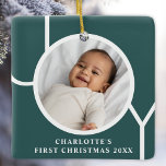 Anpassningsbar Flicka: Första julfotopatens Grönt Julgransprydnad Keramik<br><div class="desc">I snyggt dekoreras Flicka första julfoto Ornament med ord JOY på mörk grönt grund. Anpassade enkelt med ditt foto,  namn och år.</div>