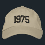 Anpassningsbar Födelseår 50:e födelsedag Personlig Broderad Keps<br><div class="desc">Fira en milstolpe i stil med personligens broderade basebollsockel, anpassad efter ditt födelseår! Perfekten för en 50-årsdag gör det här taket en tankeväckande och unik gåva till alla som vrider de stora 5-0. Lägg till födelseår eller anpassningsbar om du vill skapa en engångsföreteelse. Med trendigets broderier, en bekväm passning och...</div>