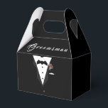 Anpassningsbar födelsepresentlåda för bröllop presentaskar<br><div class="desc">Anpassningsbar födelsepresentlåda för bröllop med tuxedodesign som huvuddessign. Ordet "Groomsman" kan ändras till Best Man,  Usher eller annat. Beställ tillsammans med koordinerande "Bride"-design,  ersätt texten med parets namn,  och du har de perfekta bröllops- eller showerpresenterna.</div>