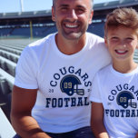 Anpassningsbar Football Pappa Navy Blue and Guld T T Shirt<br><div class="desc">Anpassningsbar Front and Back Football T-Shirt for Pappa - som visas i White Design for Football pappor har en fotbollshjälm med sporttext som kan anpassas för laget namn,  sonens efternamn och hans jersey-nummer. Guld och marinblått färg kan anpassas.</div>