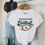 Anpassningsbar Football Player Namn och Number Grö T Shirt<br><div class="desc">Anpassningsbar Front and Back Football T-Shirt - som visas i White Design innehåller ordalydelsen "Football" med text som kan anpassas för teamet namn,  spelarens efternamn och jersey-nummer. Mörk grönt,  läderbrun och kol-grått-färg kan anpassas.</div>