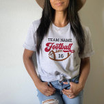 Anpassningsbar Football Player Namn och Number Red T Shirt<br><div class="desc">Anpassningsbar Front and Back Football T-Shirt - som visas i Athletic Grått Design innehåller ordalydelsen "Football" med text som kan anpassas för teamet namn,  efternamn och jersey-nummer. Röd,  läderbrun och kol-grått-färg kan anpassas.</div>