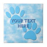 Anpassningsbar för baby blue marij Tass avtryck Kakelplatta<br><div class="desc">Tecknad hund tass avtryck baby blue på vit bakgrund. Blå molnversion. Dekorativa plattor för hem och företag som djuraffärer. Redigera texten som du vill anpassa. Gift-idé för hundälskare.</div>