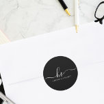 Anpassningsbar för Bröllop Monogram Calligraphy-sk Runt Klistermärke<br><div class="desc">Förbättra ditt bröllops elegans med vår Bröllop Monogram Calligraphy Script-Anpassningsbar Favor Classic Round Stickers. Dessa exquisitionsdekaler är mer än bara etiketter. De är en återspegling av din sofistikerade smak och uppmärksamhet på detaljer. De här klistermärkena har ett tidslöst kalligrafiskt skript och ett monogram för personligen och gör att varje inslag...</div>