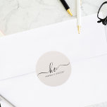 Anpassningsbar för Bröllop Monogram Calligraphy-sk Runt Klistermärke<br><div class="desc">Förbättra ditt bröllops elegans genom att gynna och bjuda in våra Bröllop Monogram Calligraphy-skript Anpassningsbar Favor Classic Round Stickers. Dessa klistermärken, som är förankrade med ett vackert calligraphy-skript i monogrammet, skapar en sofistikerad och personlig beröring till bröllop-skrivbordet. De här klistermärken som är som kuvertförseglingar i snyggt adress och som ger...</div>