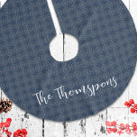 Anpassningsbar för Calligraphy Script Navy Silver  Julgransmatta Borstad Polyester<br><div class="desc">Den här designen har ett snyggt kalligrafiskt skript i snyggt med en marin blå och silver-snöflinga mönster,  ett oralt lantbruk i land,  en minimal klassisk elegant-klass,  en elegant elegant rustic Julgran,  gammaldags vintage-design,  vintertid,  stil helgdag helgdag anpassningsbar personlig,  namn helgdag anpassningsbar i kreativ,  julklapp idé,  en förenklad Julgran-design</div>