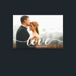 Anpassningsbar för foto i Elegant Kärlek-skript Canvastryck<br><div class="desc">Gratulera till din speciella dag med Kanvastrycket Kärlek Bröllop-skript med fotnotsverktyget för Elegant Anpassningsbar. Med ditt favoritfoto i bröllop har du ett romantiskt skript "Kärlek"-motiv som är parat med namn och bröllop-datum för en tidslängd, personlig beröring. Perfekt som en keepy för nyfödda, en jubileumsgåva eller ett fantastiskt tillskott till ditt...</div>