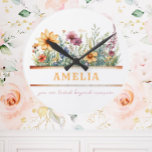 Anpassningsbar för inspirationsinriktad Blommigt m Rund Klocka<br><div class="desc">En vackert designad anpassningsbar med positiv bekräftelse. Låt dessa bilder och citattecken inspirera och motivera. Du kan lägga till ett namn med hjälp av anpassningsfunktionen.</div>