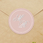 Anpassningsbar för  Rosa Bröllop Monogram Runt Klistermärke<br><div class="desc">Lägg till en liten charm utan tidslinje med detta elegant bröllop-klistermärke i mjuk rosa, designad med ett enkelt monogram för bruden och trippen. Denna minimala, klassiska och grundläggande utformning med monogrammat initialer kompletterar både rustiska och elegant bröllop. Perfekt som en kuvertstämpel eller bröllopsmärkning, det är ett vackert sätt att anpassa...</div>
