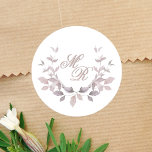 Anpassningsbar för  Rosa Bröllop Monogram Runt Klistermärke<br><div class="desc">Lägg till en romantisk avslutande beröring med elegant bröllop-klistermärket i mjuk rosa, perfekt för ett klassiskt eller rustiskt firande. Med ett enkelt men tidlöst monogram med det monogrammade initialerna av bruden och brudgummen fungerar den här mångsidiga designen på ett utmärkt sätt som en kuvertetikett eller en bröllopsfavärde. Ett charmerande sätt...</div>