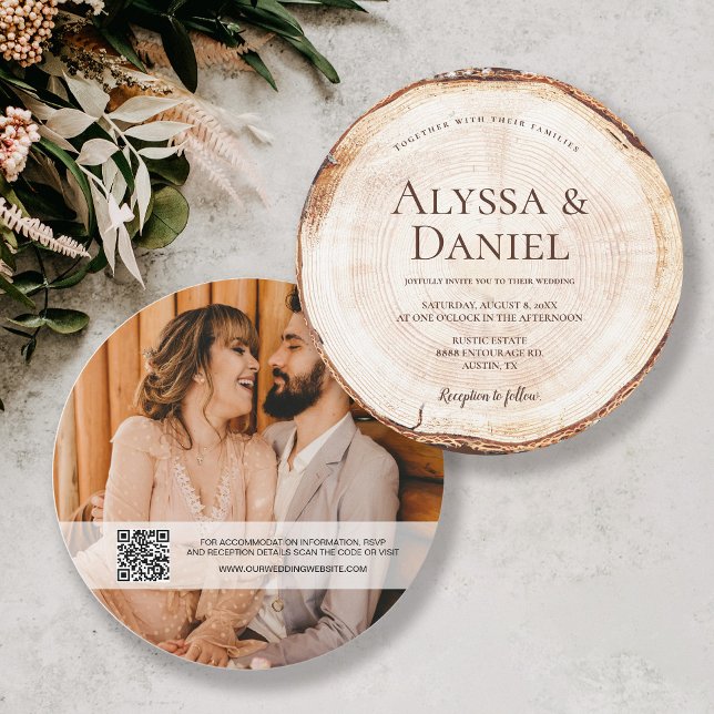 Anpassningsbar för Rustic Wood Bröllop QR-kodwebbp Inbjudningar (Custom rustic woodland wood cut slice photo and QR code website round wedding invitations.)
