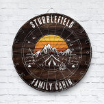 Anpassningsbar för utseende av Retro Family Cabin  Darttavla<br><div class="desc">Bra stämning? Lägg bara till campfire, s'mores, och resten av familjen med matchande förråd. Med den här unika ritytan kan du stolt visning din familj namn och plats, skapar den inte bara ett spel utan en omhuldad familjemiljö. Idealisk för sammankomster, party på bakgården eller bara för att ha nära nära...</div>